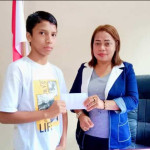 Manfaatkan Dana Desa, Pemerintah Negeri Ema Berikan Beasiswa Kepada 5 Anak Yatim