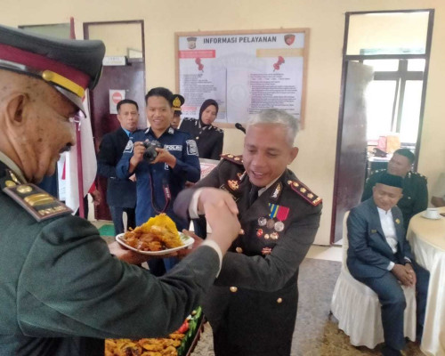 Peringati HUT Bhayangkara ke 78, Polres Bursel Optimalkan Pelayanan ke Masyarakat