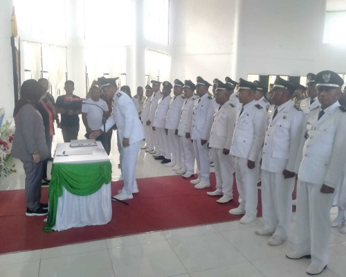 Bupati Bursel Kukuhkan Perpanjangan Jabatan 26 Kepala Desa 