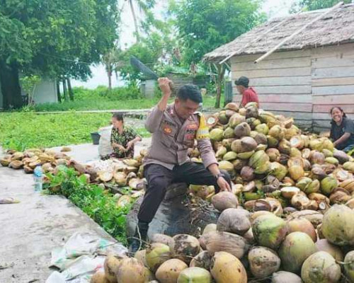 Ajak Warga Jaga Kamtibmas, Bripka Tihurua Bantu Bikin Kopra