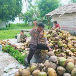 Ajak Warga Jaga Kamtibmas, Bripka Tihurua Bantu Bikin Kopra