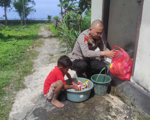 Tingkatkan Kreatifitas, Kapolsek Manipa Ubah Sampah Jadi Bantal 