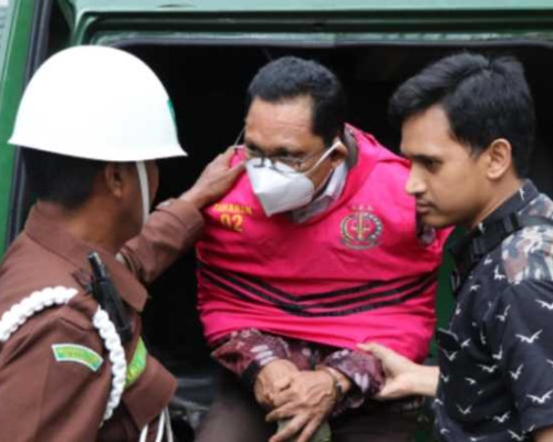 Mantan Sekda SBT Dirungkus Tim Tabur Kejati Maluku