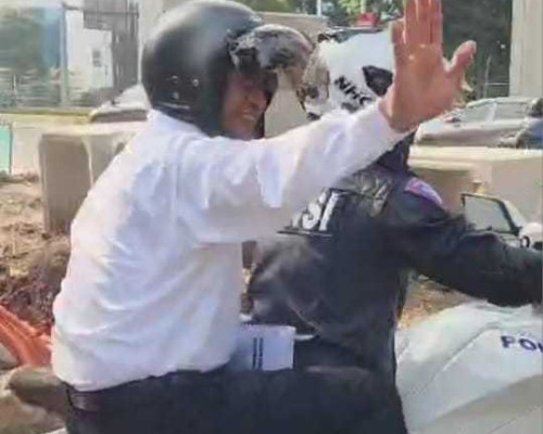 Tak Ingin Telat Ratas, Mentan Amran Terobos Kemacetan dengan Naik Motor