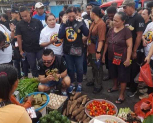 Sambangi Pasar Mardika, Michael Wattimena Kampanye Simpatik, Belanja dan Mendengar Keluhan Pedagang 