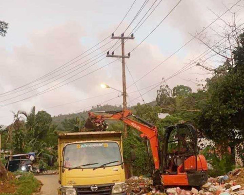 Puluhan Ton Sampah di Ahuru Diangkut