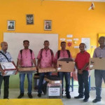 Peduli Pendidikan, Jodis Rumasoal Serahkan Leptop dan Infokus Untuk 6 Sekolah di SBB 