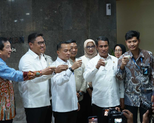 Mentan Amran Berhasil Mediasi Peternak Sapi Perah dan Industri Pengolahan Susu