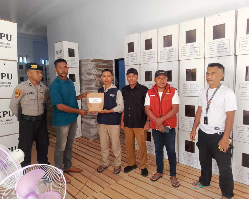 KPU Bursel Kembalikan 104 Lembar Surat Suara Sisa Pilgub  ke KPU Provinsi  