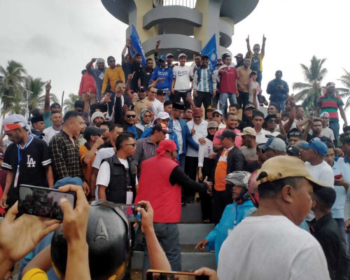 Ribuan Warga Pawai Kemenangan Pasangan LHM- GES
