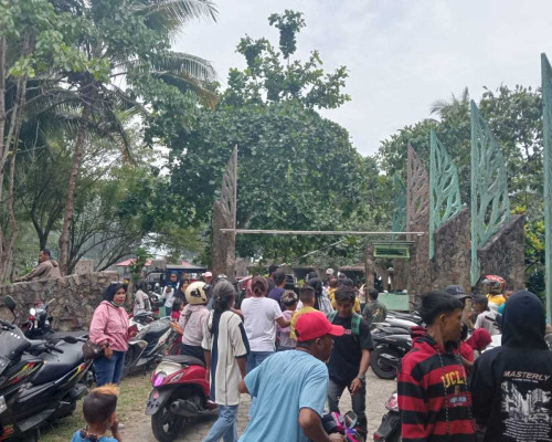 Ribuan Pengunjung Padati Tempat Wisata Pantai Wamsoba