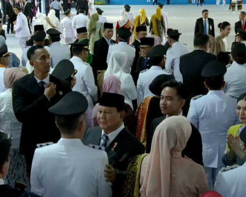 Momen Prabowo Salami Satu Persatu 961 Pimpinan Daerah yang Dilantik