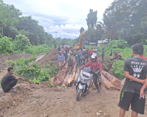 Bupati SBT Respon Cepat,Jembatan Ambruk Sudah Bisa Dilintasi Warga