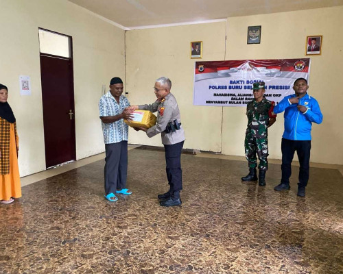 Kapolres Bursel Bagikan Paket Sembako Jelang Ramadan