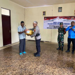 Kapolres Bursel Bagikan Paket Sembako Jelang Ramadan