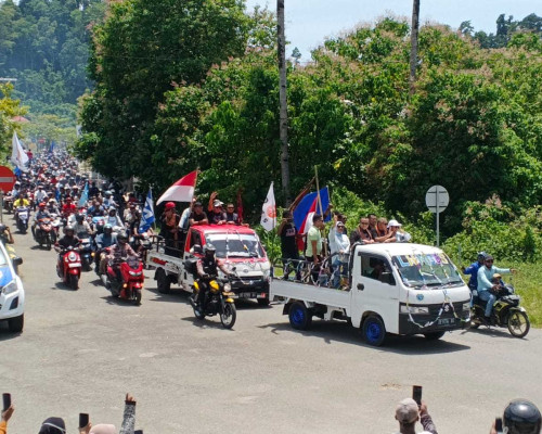 Tiba di Namrole, Bupati Wakil Bupati Terpilih LHM-GES  Disambut Ribuan Warga