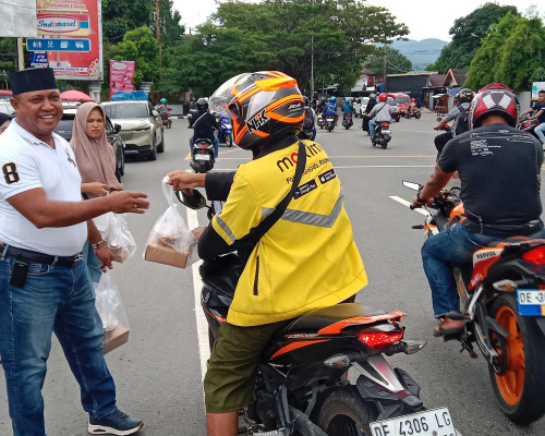 Cafe Ujung JMP Bagi Takjil, Levi : Kami Ingin Menebar Kebaikan di Bulan Suci