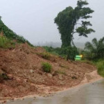 Tanah Longsor Tutup Jalan Lintas Seram