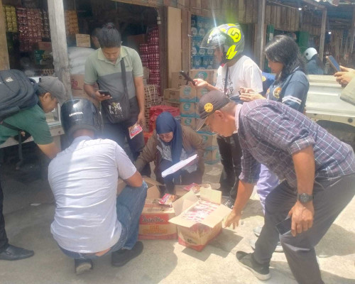 Indag Bursel Temukan Barang Kadaluwarsa Saat Razia