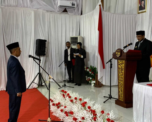 Alkatiri Lantik Amahoru Jadi Penjabat Sekda SBT