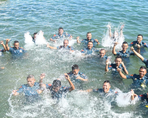 Naik Pangkat, Puluhan Prajurit Yonmar Ambon Masuk Laut