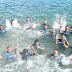 Naik Pangkat, Puluhan Prajurit Yonmar Ambon Masuk Laut