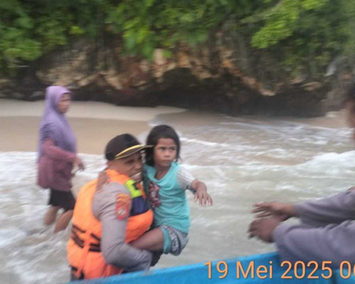 Personil Polsek Leksula Evakuasi Warga Bala-Bala yang Alami Laka Laut