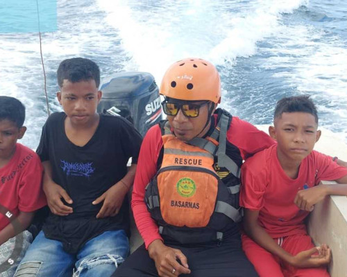 Tim SAR Selamatkan 20 Penumpang Kapal Motor, yang Alami Mati Mesin di Laut Ujir
