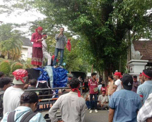 Pemuda Key Demo di Kantor Gubernur, Tolak Kehadiran PT. Batulicin