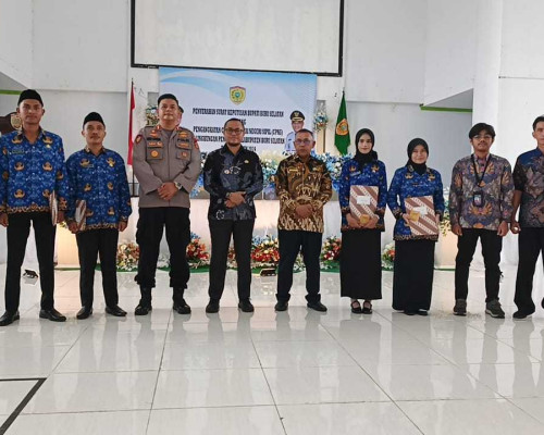 Bupati Bursel Serahkan SK kepada 107 CPNS