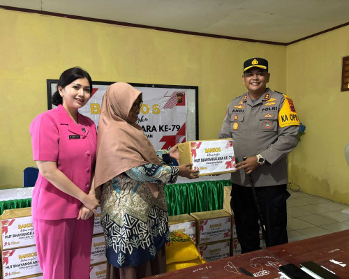 Jelang HUT Bhayangkara ke-79, Polres Bursel Bagikan Bansos ke Warga