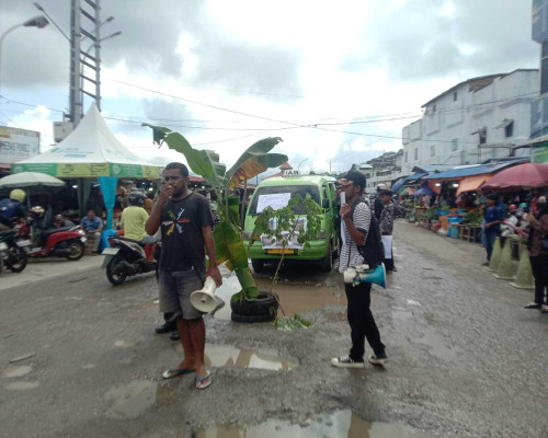 Gersam Demo, Tanam Pohon Pisang di Jalan Rusak Pasar Batumerah