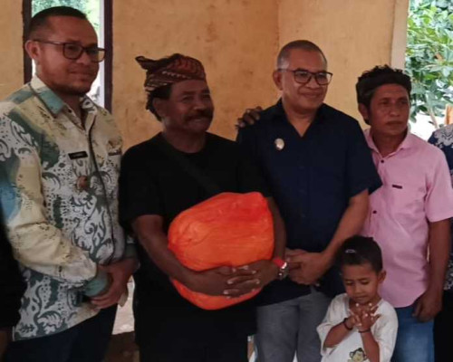 Pantau Korban Banjir di Dusun Fatiban, La Hamidi   Berikan Bantuan 50 Paket Sembako