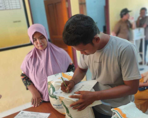 Bulog Maluku - Maluku Utara Salurkan Bantuan Beras ke Kabupaten SBB dan Maluku Tengah