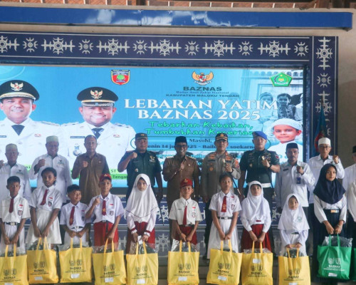 Bersama Baznas Pemda Malteng Bagikan Seragam Sekolah dan Insentif Penghulu