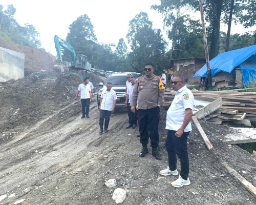 Pastikan Distribusi Pangan Lancar, Wabub Bursel Tinjau Ruas Jalan Nasional Penghubung Bursel- Buru 