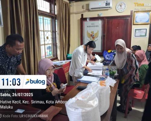 Bulog Kanwil Maluku - Malut Bagikan 5,6 Ton Beras ke Kelurahan Hative Kecil di Kota Ambon
