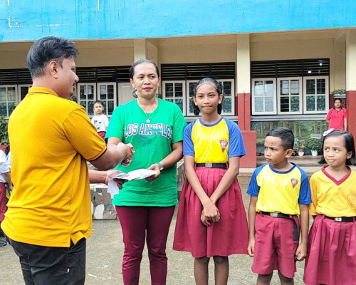 Siswa Gugus IV Sirimau dan Gugus IV Pattimura Bantu Korban Longsor
