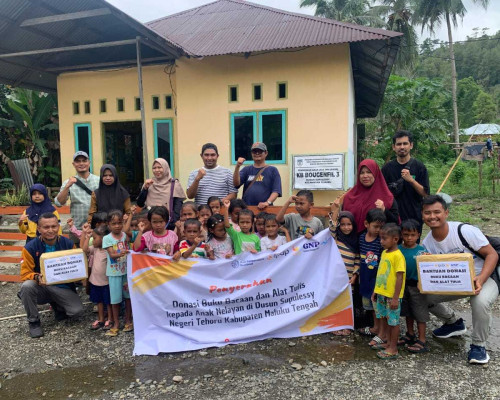 Mata Garuda Maluku Donasi Buku dan Alat Tulis untuk Anak Pesisir