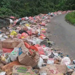 Ruas Jalan di  Kota Namrole Dipenuhi Sampah, Ini Penyebabnya