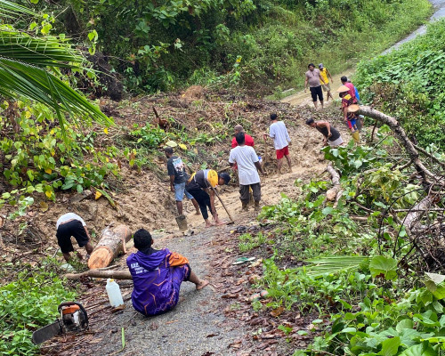 Longsor Tutupi Jalan Utama,Kapospol Teor Bersama Warga Turun Tangan 