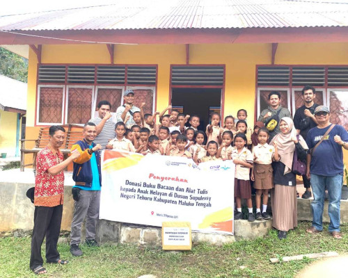 Investasi SDM, Mata Garuda LPDP Maluku Donasi Buku Bacaan dan Alat Tulis untuk Anak Nelayan