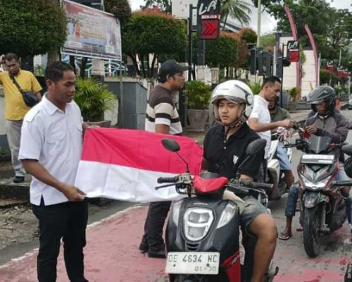 Sambut HUT RI ke-80, Polresta Ambon Bagikan Bendera Merah Putih kepada Pengendara