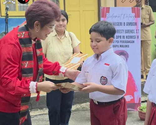 86 Siswa SDN 8 Ambon Terima Beasiswa PIP, Mercy Barends Ingatkan Pentingnya Pemanfaatan Yang Benar