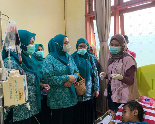Jenguk Anak Gizi Buruk,TP PKK SBT Beri Santunan