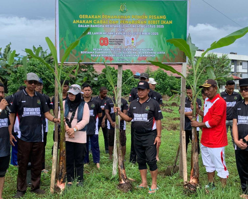 Kejari SBT Gandeng TNI AD dan Wartawan Tanam Ratusan Pohon Pisang dan Cabai