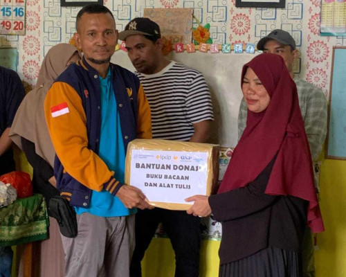 Investasi SDM, Mata Garuda LPDP Maluku Donasi Buku Bacaan dan Alat Tulis untuk Anak Nelayan