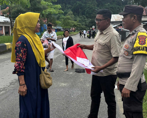 Polres Bursel  Bagikan Bendera Merah Putih Gratis Kepada Masyarakat