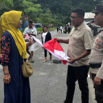 Polres Bursel  Bagikan Bendera Merah Putih Gratis Kepada Masyarakat