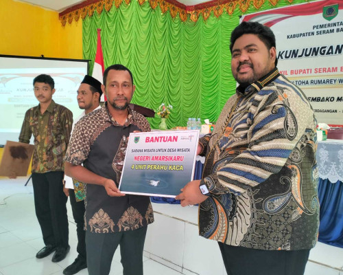 Warga Dapat Beras dan Alat Tangkap dari Pemkab SBT